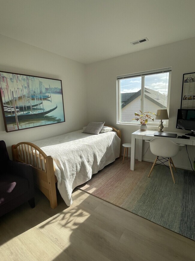 Building Photo - 1635 Hamlet Ln