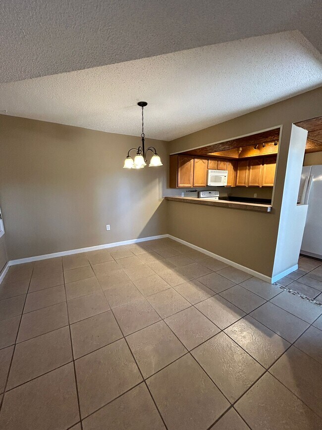 Building Photo - 609 Olympic Dr