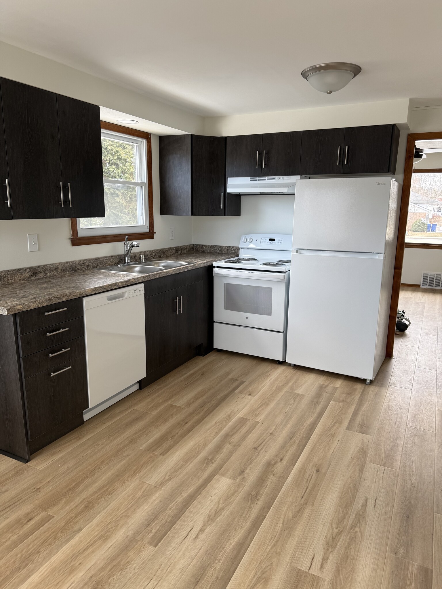 Building Photo - 966 N Green Bay Rd