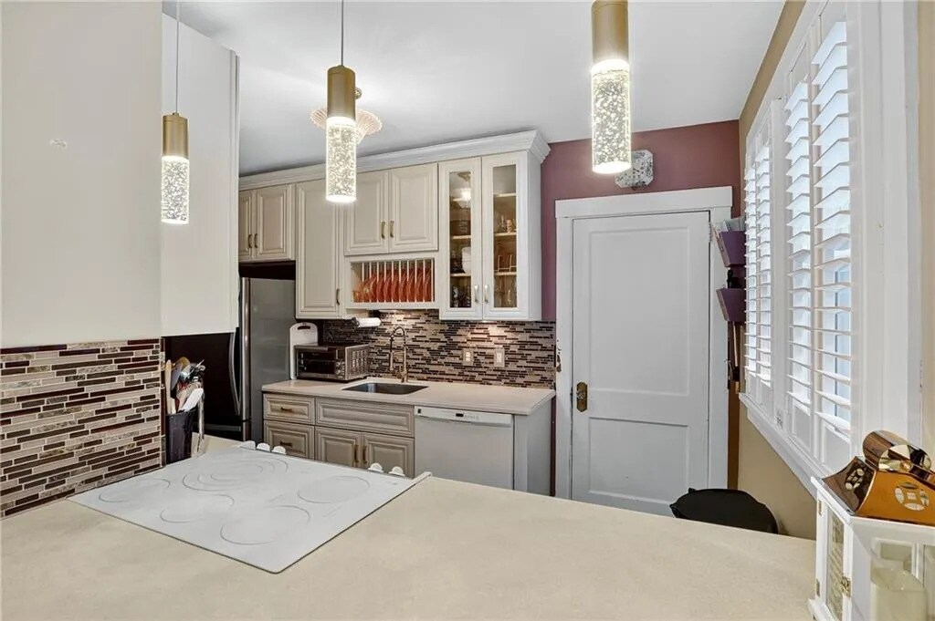 Open concept kitchen - 21 Beech Ave