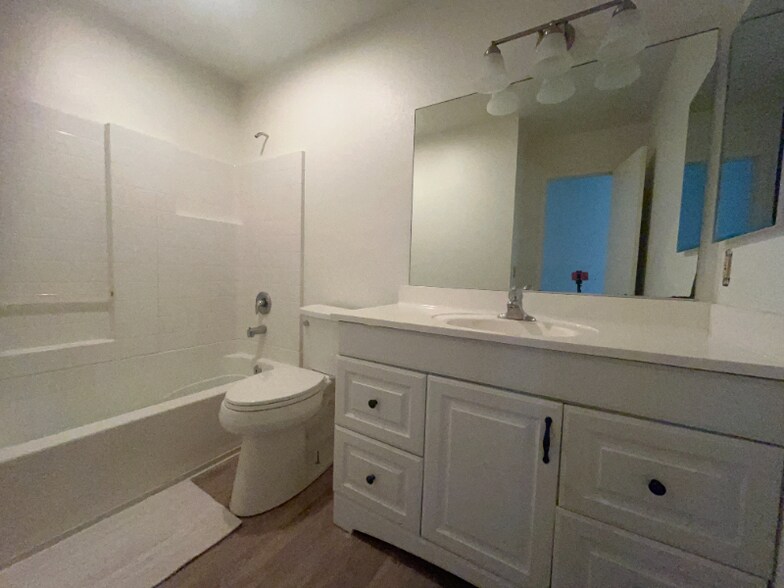 Building Photo - 407 Requeza St