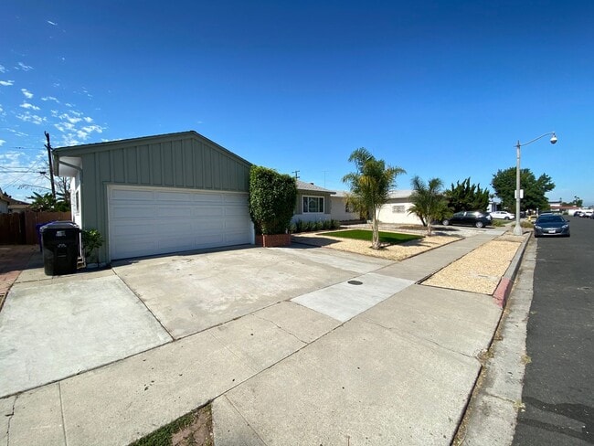 Building Photo - 4BD/2BA, POOL!!
