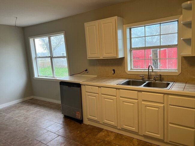 Building Photo - 850 NE Acc Rd