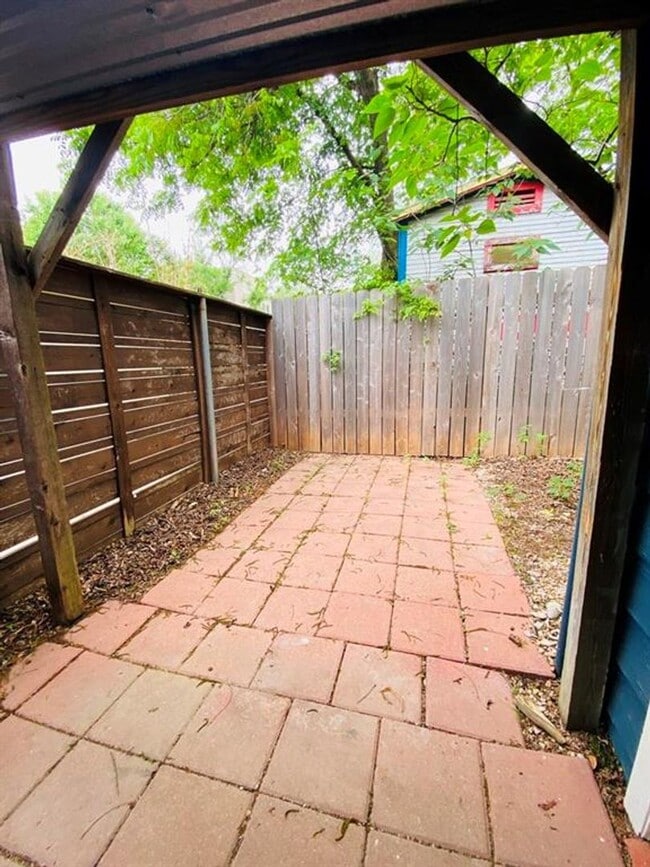 Building Photo - 2102 Brackenridge St