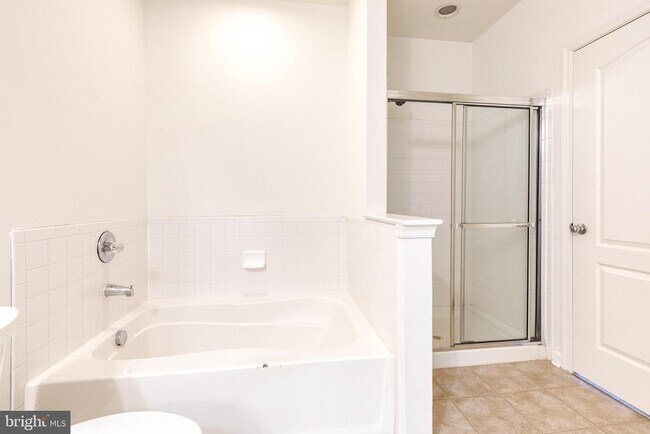 Building Photo - 400 Symphony Cir