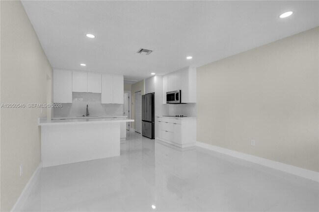 Building Photo - 2640 SW 30th Ct