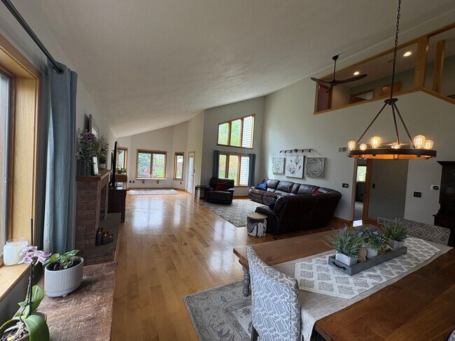 Building Photo - Large 4BR/2.5 BA Home w/ large yard & Central AC