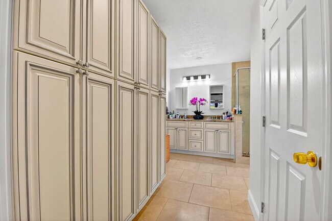 Building Photo - 435 Pine Villa Dr