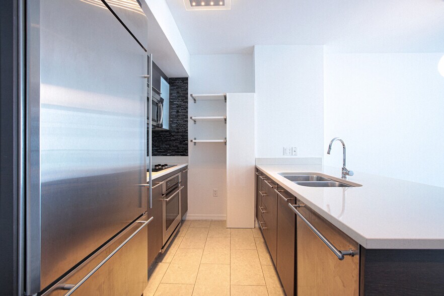 Building Photo - 500 Brickell Ave