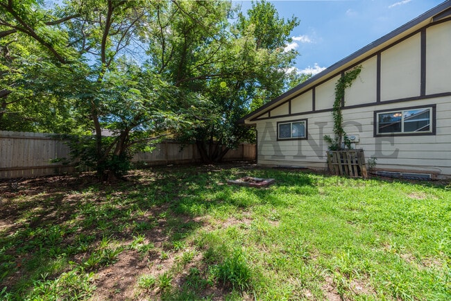 Building Photo - 2202 S White Oak Dr