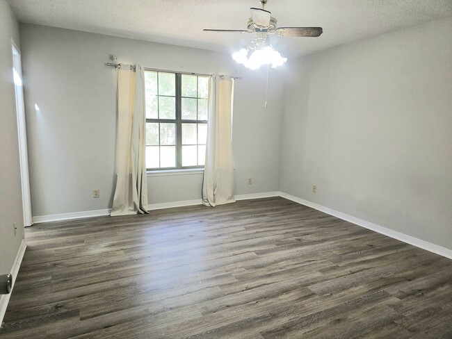 Building Photo - 9420 Burnt Tree Dr