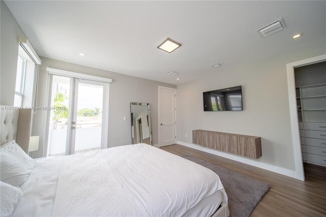 Building Photo - 3651 SW 26th St