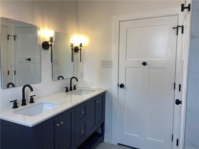 Building Photo - 431 S Genois St