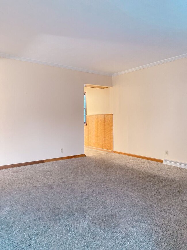 Building Photo - 3 bd, 1 bth South Omaha/Hanscom Park Home with Attaced 1 car garage! $1,425! MOVE IN SPECIAL READ...