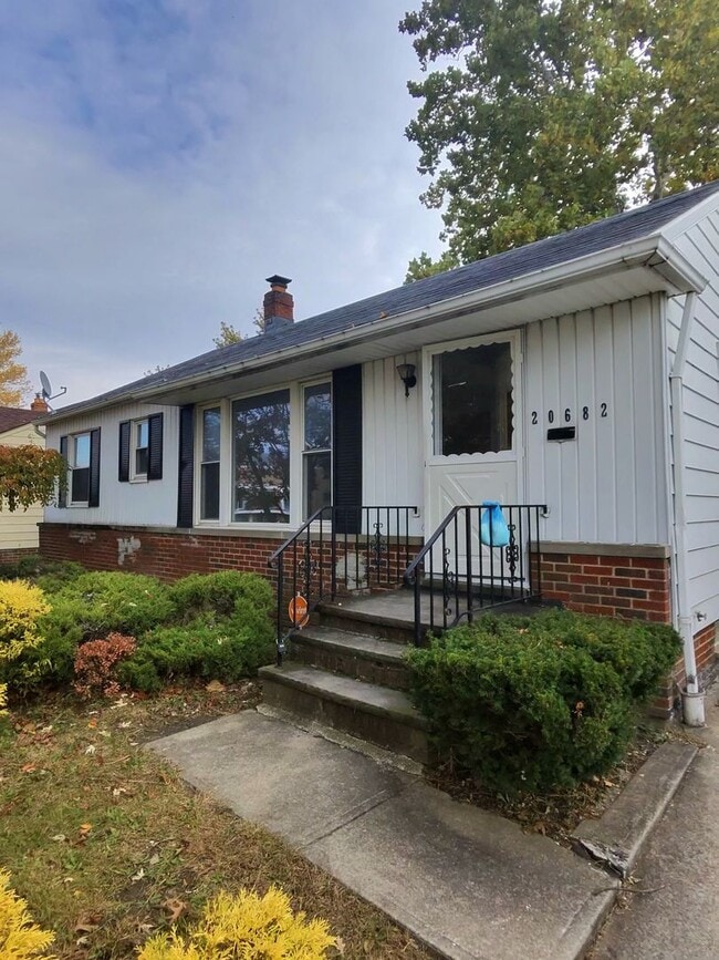 Building Photo - 3 bed 1 bath newly renovated