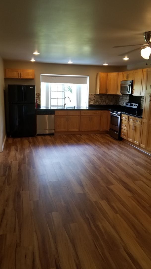 Building Photo - Pet Friendly. W&D. Great Location. 2 Parki...