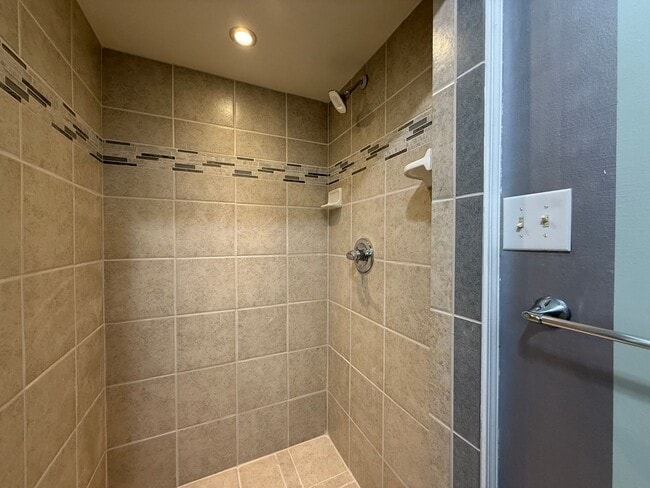 Building Photo - 1414 E 55th St S