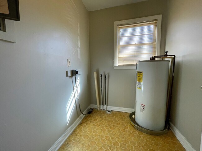 Building Photo - 1921 Stevens Ave NE