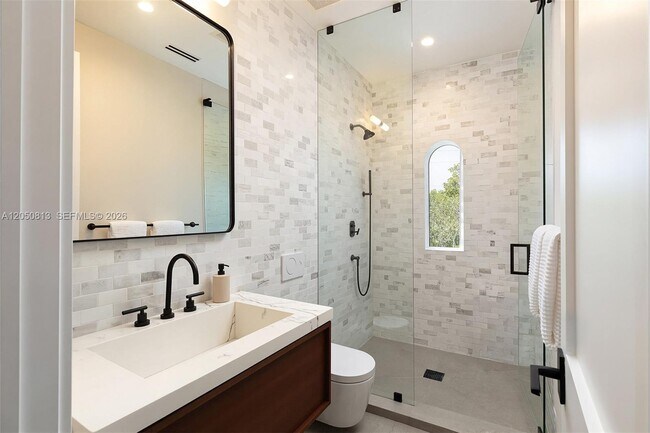 Building Photo - 5401 Pine Tree Dr
