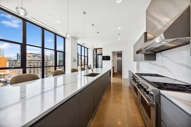 Building Photo - 900 W Washington Blvd