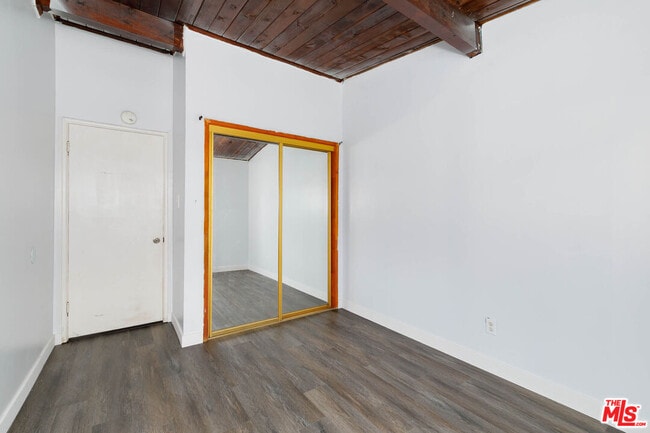 Building Photo - 5633 Cedarglen Dr