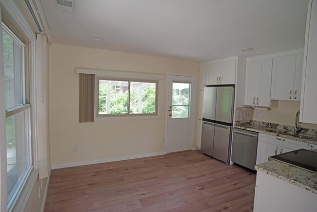 Building Photo - 1052 N Maple Rd