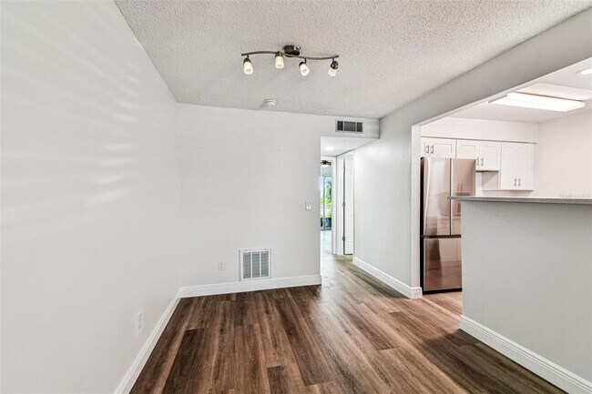 Building Photo - 9001 Tudor Dr
