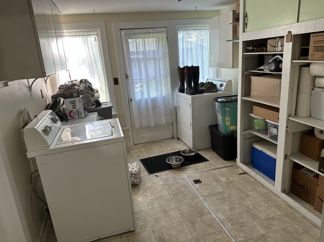 Building Photo - 214 S G St