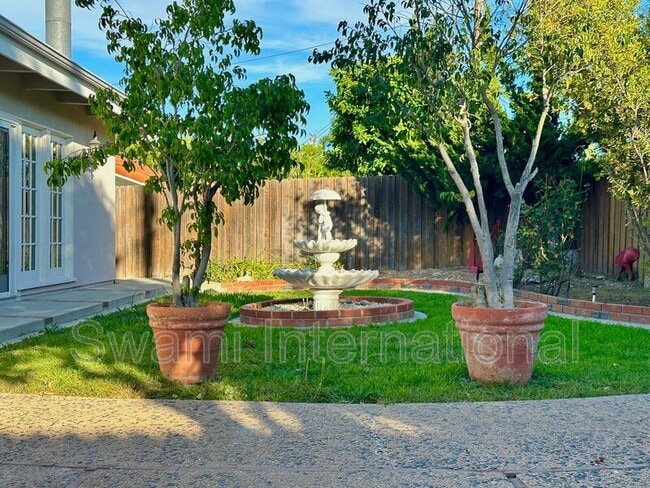 Building Photo - 1820 Avenida Estudiante