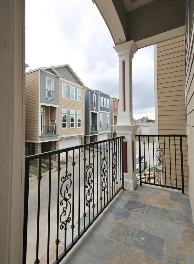 Building Photo - 2114 Bidwell Dr