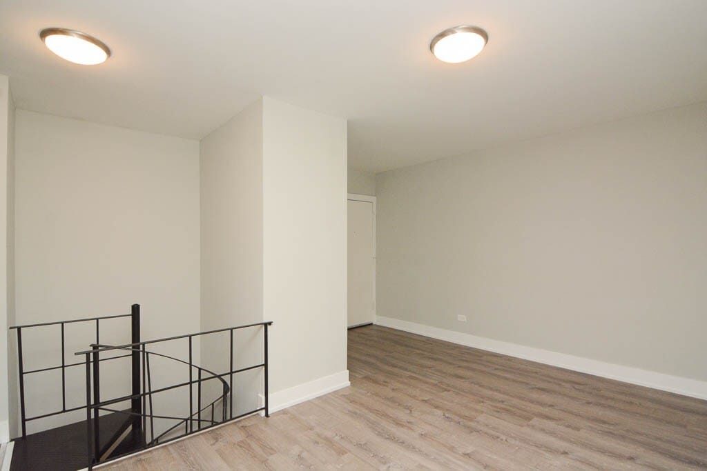 Building Photo - 824 W Cornelia Ave