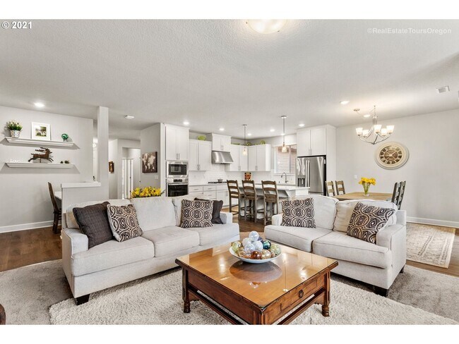 Building Photo - Stunning 3BD Home in Ridgefield!  Gourmet Kitchen & High End Finishes!