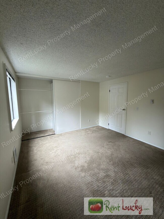 Building Photo - Cozy Kirkland Condo! 1 Bed, 1 Bath w/ Updated Kitchen and Additional Parking!