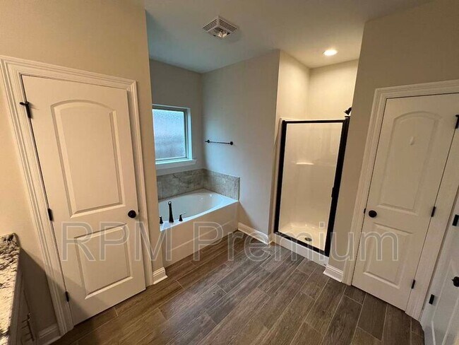 Building Photo - 6212 Lake Edge Dr