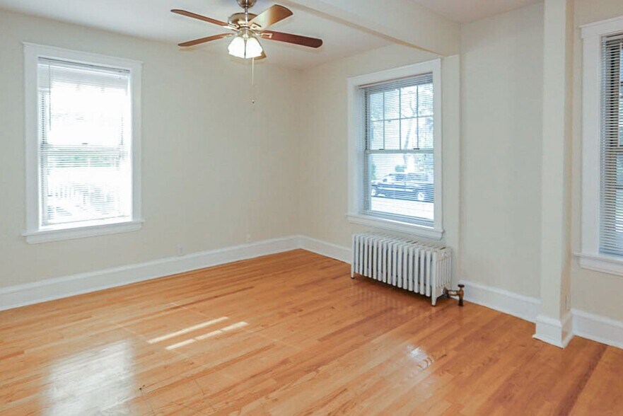 Building Photo - 1615 W Berteau Ave