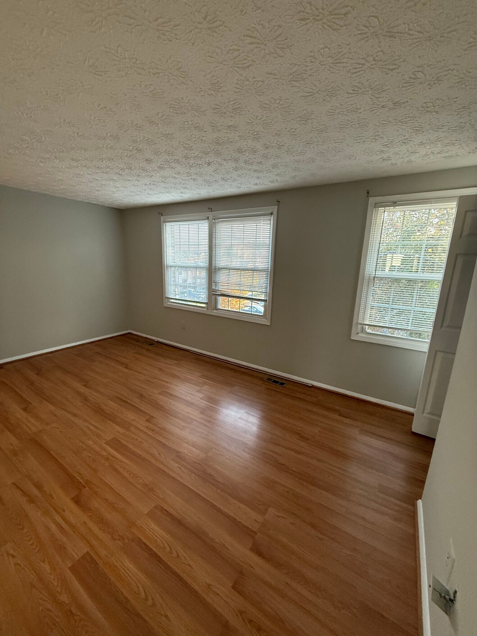 masterbed-1 - 3415 Castle Way