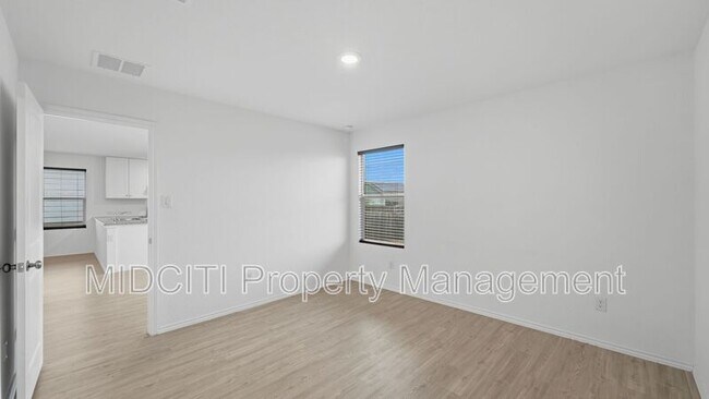 Building Photo - 2713 Green Finch