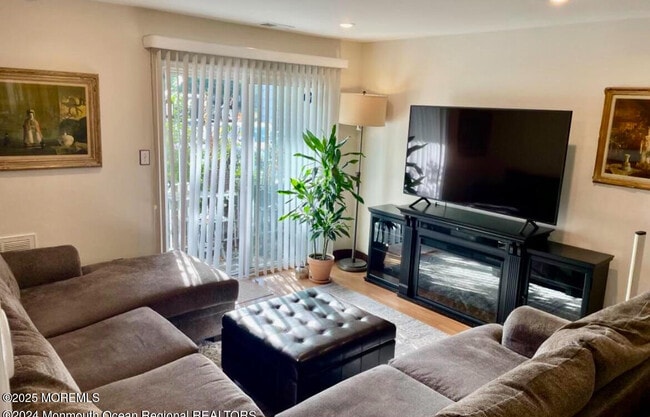 Primary Photo - 102 Wedgewood Cir