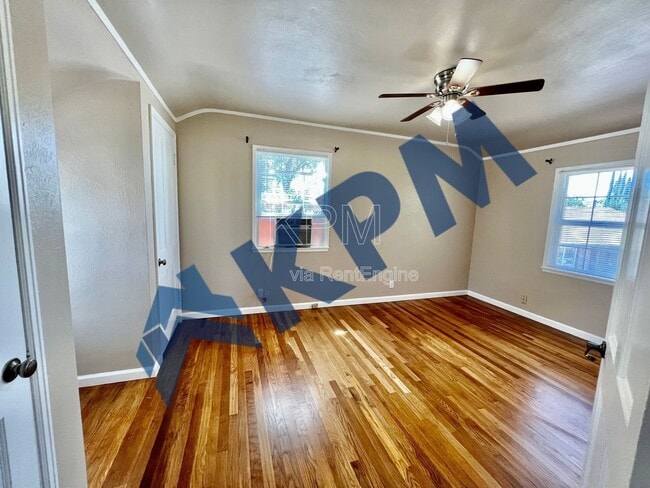 Building Photo - 401 W Mariposa Ave