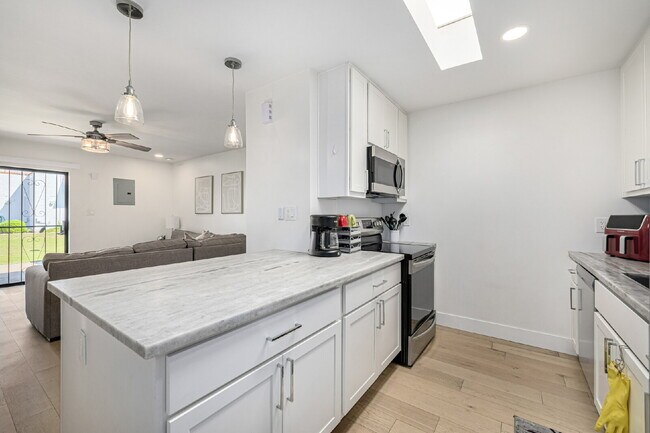 Building Photo - "Charming 1-Bedroom Townhouse in Phoenix –...
