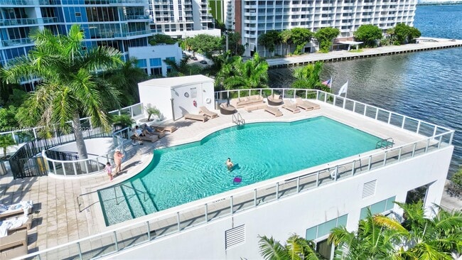 Building Photo - 2020 N Bayshore Dr