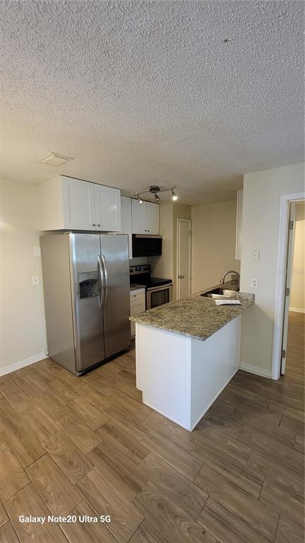 Building Photo - 640 Golden Raintree Pl