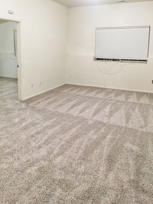 Building Photo - 3 Bedroom 3 Bath Rancher Town Home 2 Car G...