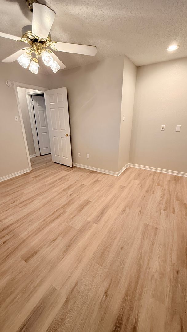 Building Photo - 3 Bedroom/2.5 Bath with den/bonus room and 2 Car Garage