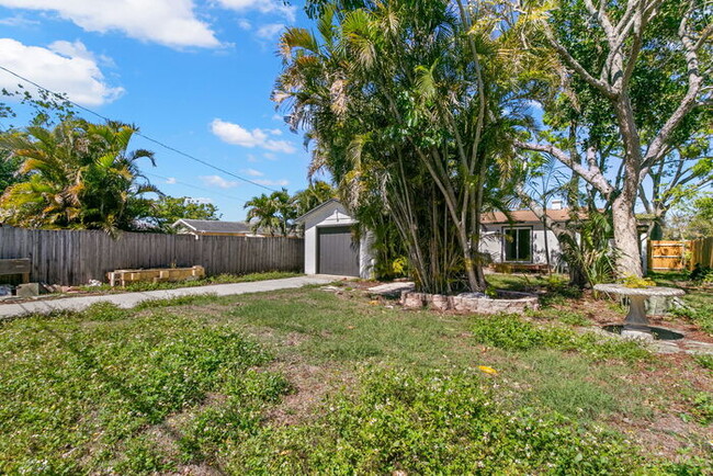 Building Photo - FULLY FENCED in Home For Rent in St Peters...