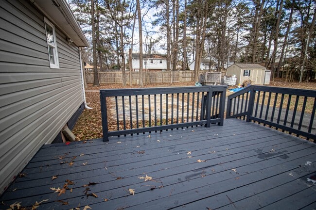 Building Photo - 822 Winnetka Ave