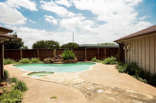 Building Photo - 2212 Tree House Ln