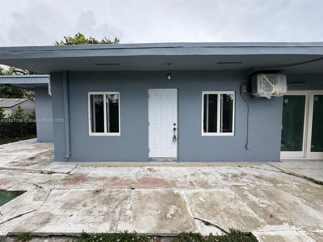 Building Photo - 3171 SW 26th St