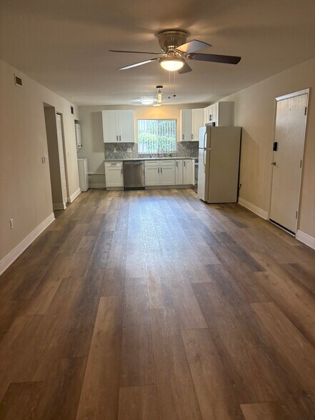 Building Photo - 3802 N Lake Dr