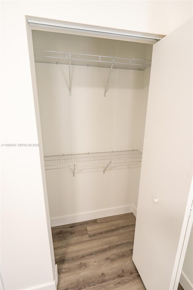 Building Photo - 618 NE 21st Ave